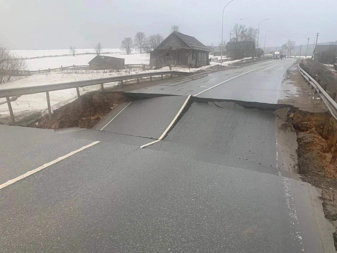 На участке федеральной автомобильной дороги М-7 Волга, км 237, д. Загребино, Игринского района Удмуртской Республики произошло разрушение дорожного полотна.
